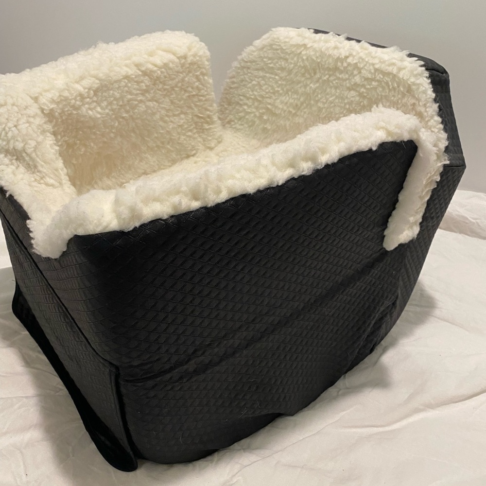 Snoozer luxury car seat for small dogs (with storage)